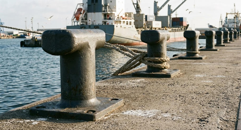 标题 T-Head bollards